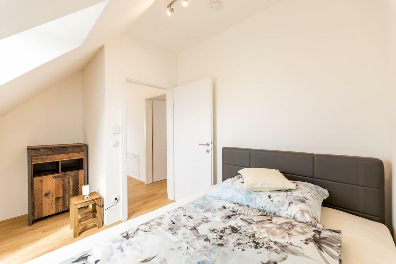 Grosse Dachgeschosswohnung Im Herzen Von Graz Exterior photo